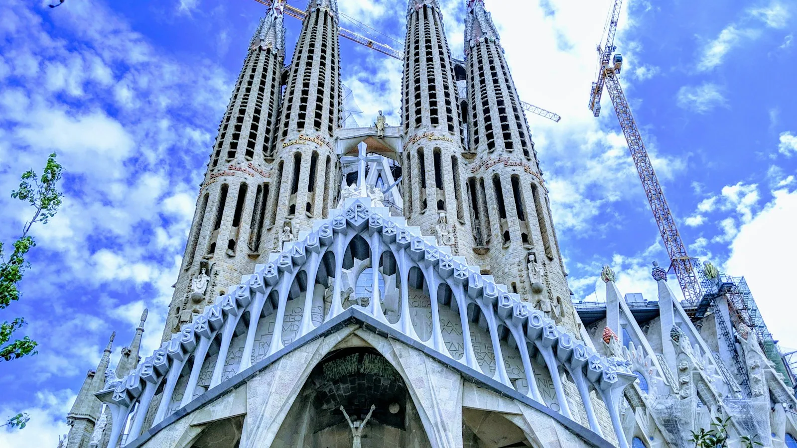 Vue sur Barcelone et ses toits depuis une colline