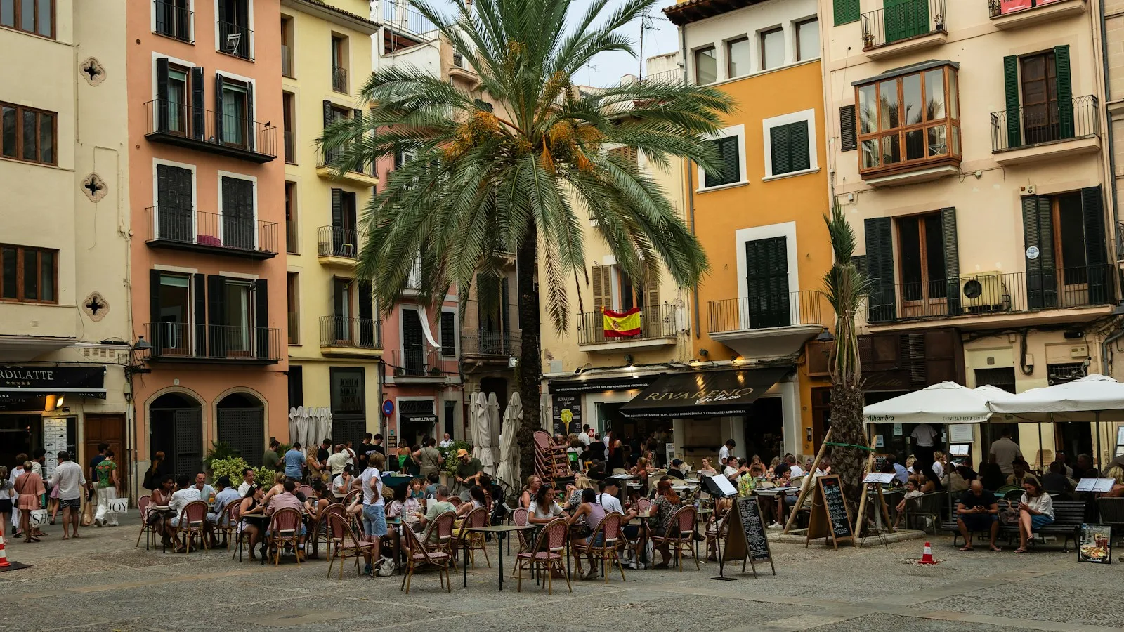 Terrasse de café sur une place d'une ville espagnole