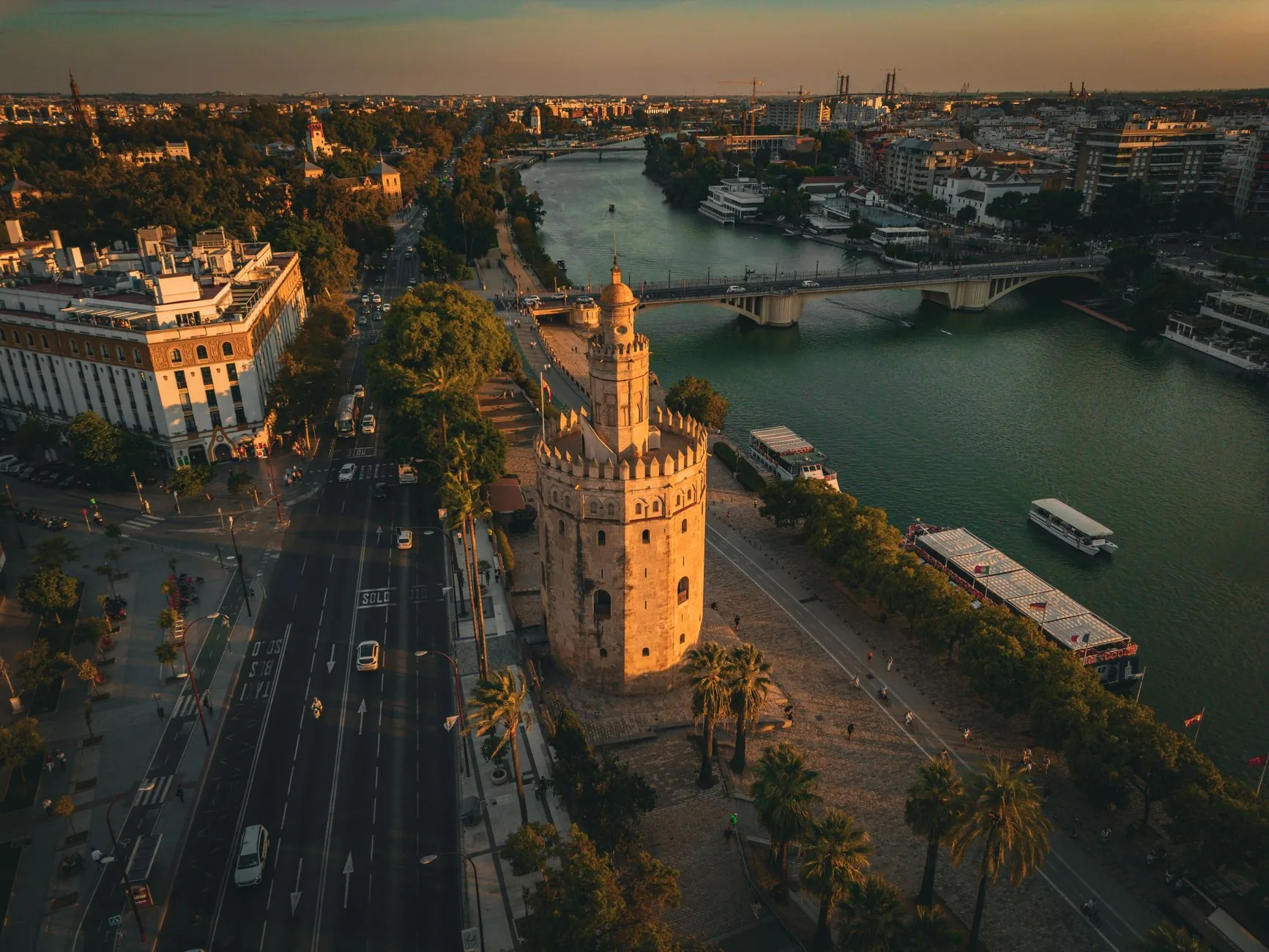 El Arenal et le centre : shopping, tapas et bord du fleuve