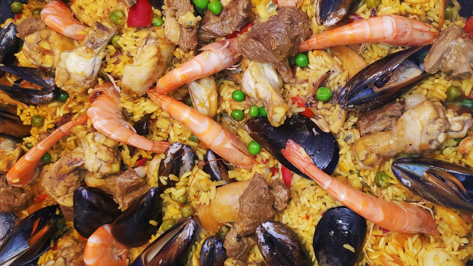 Assortiment de tapas et de spécialités espagnoles sur une table